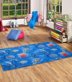 Disney Cars 77 Speelkleed - Officieel Gelicentieerd - 95x133 Cm - World Of Cars - Blauw - Vloerkleed - Speeltapijt 27 Disney Cars 77 Speelkleed - Officieel Gelicentieerd - 95x133 Cm - World Of Cars - Blauw - Vloerkleed - Speeltapijt -Mode Verkoop 1050x1200 1