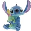 Disney Beeldje - Showcase Collectie - Stitch With Doll / Stitch Met Scrump