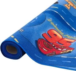 Disney Cars 77 Speelkleed - Officieel Gelicentieerd - 95x133 Cm - World Of Cars - Blauw - Vloerkleed - Speeltapijt 25 Disney Cars 77 Speelkleed - Officieel Gelicentieerd - 95x133 Cm - World Of Cars - Blauw - Vloerkleed - Speeltapijt -Mode Verkoop 1200x1118