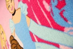 Disney Princess Strong Hearts Speelkleed - Officieel Gelicentieerd - 95x133 Cm - Roze - Vloerkleed - Speeltapijt -Mode Verkoop 1200x800 11