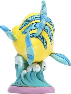 Disney Beeldje - Traditions Collectie - Go Fish - Flounder From The Little Mermaid / Botje Uit De Kleine Zeemeermin -Mode Verkoop 905x1200 1